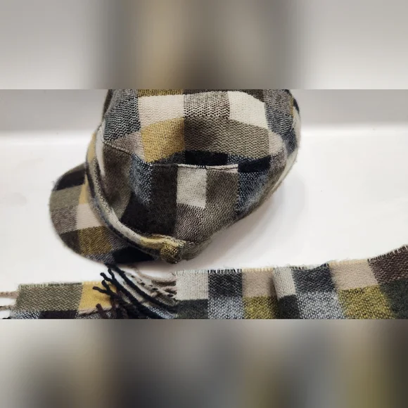 Plaid scarf and matching hat set in a checkered pattern with colors of brown - Picture 4 of 13